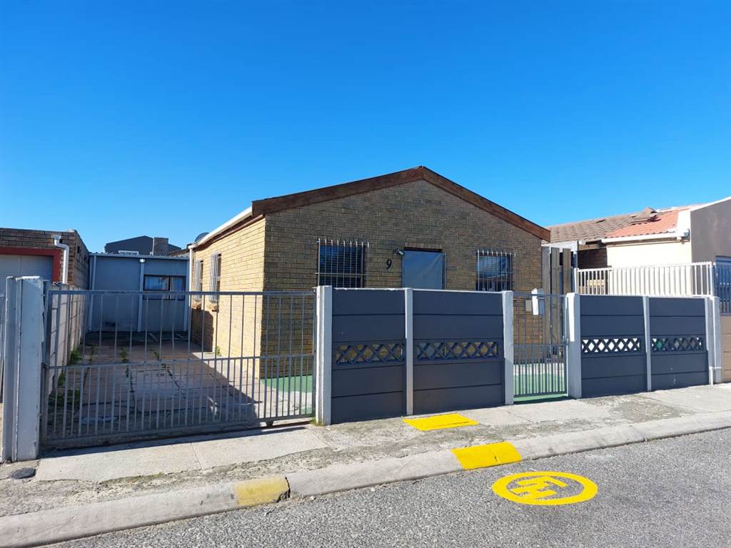 3 Bed House in Mitchells Plain photo number 2