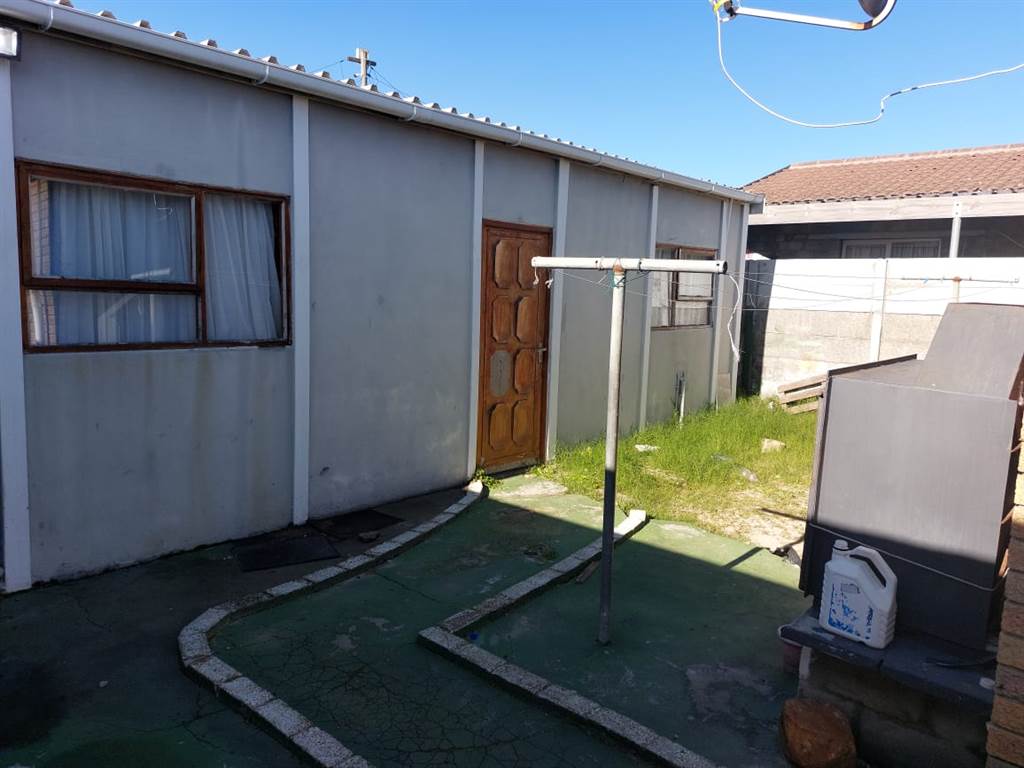 3 Bed House in Mitchells Plain photo number 12