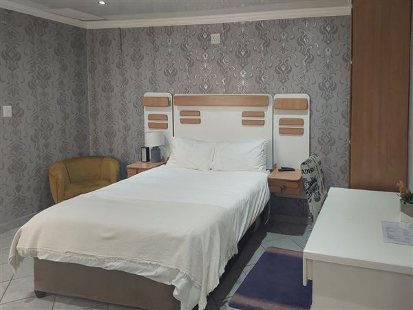 1 Bed Apartment in Pienaarsdorp