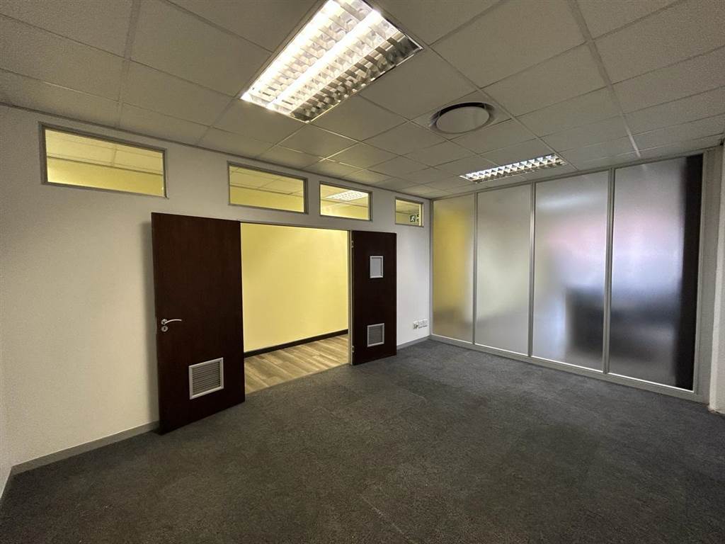 568  m² Commercial space in Constantia Kloof photo number 8