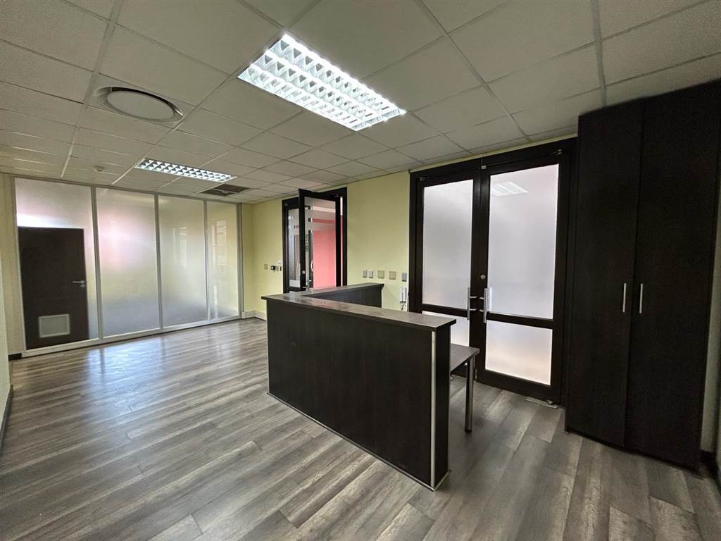 568  m² Commercial space in Constantia Kloof photo number 1