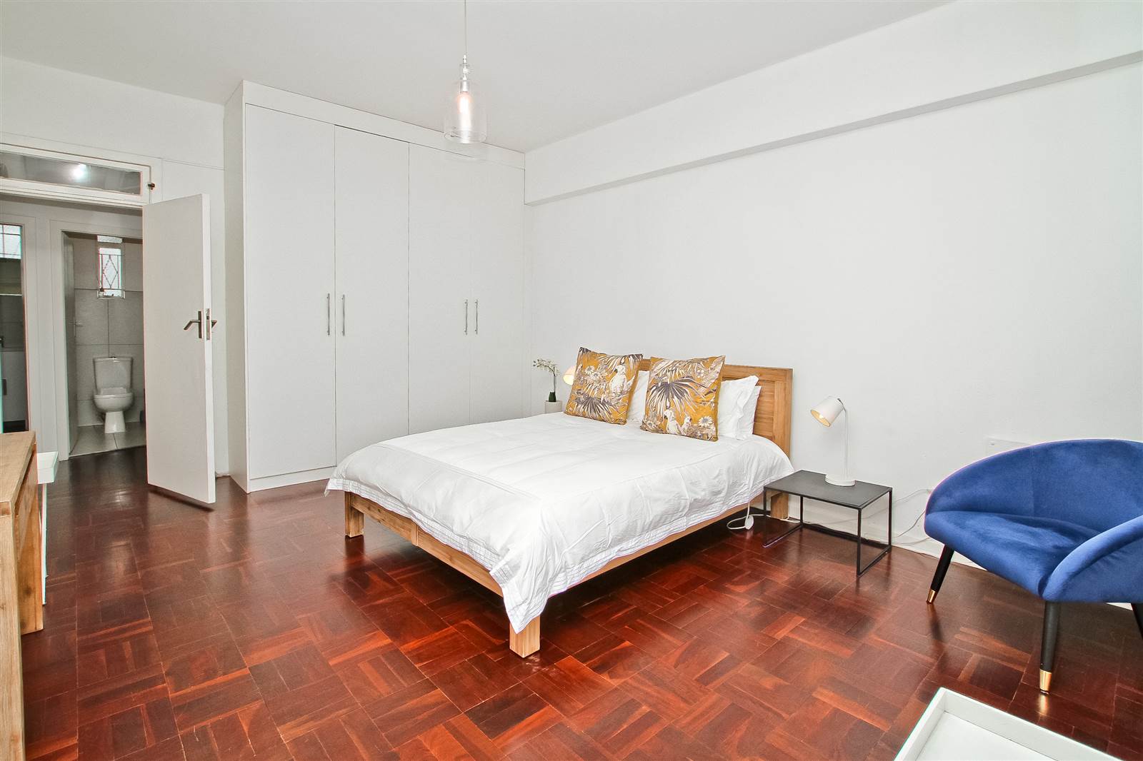 2 Bed Apartment in Illovo photo number 8