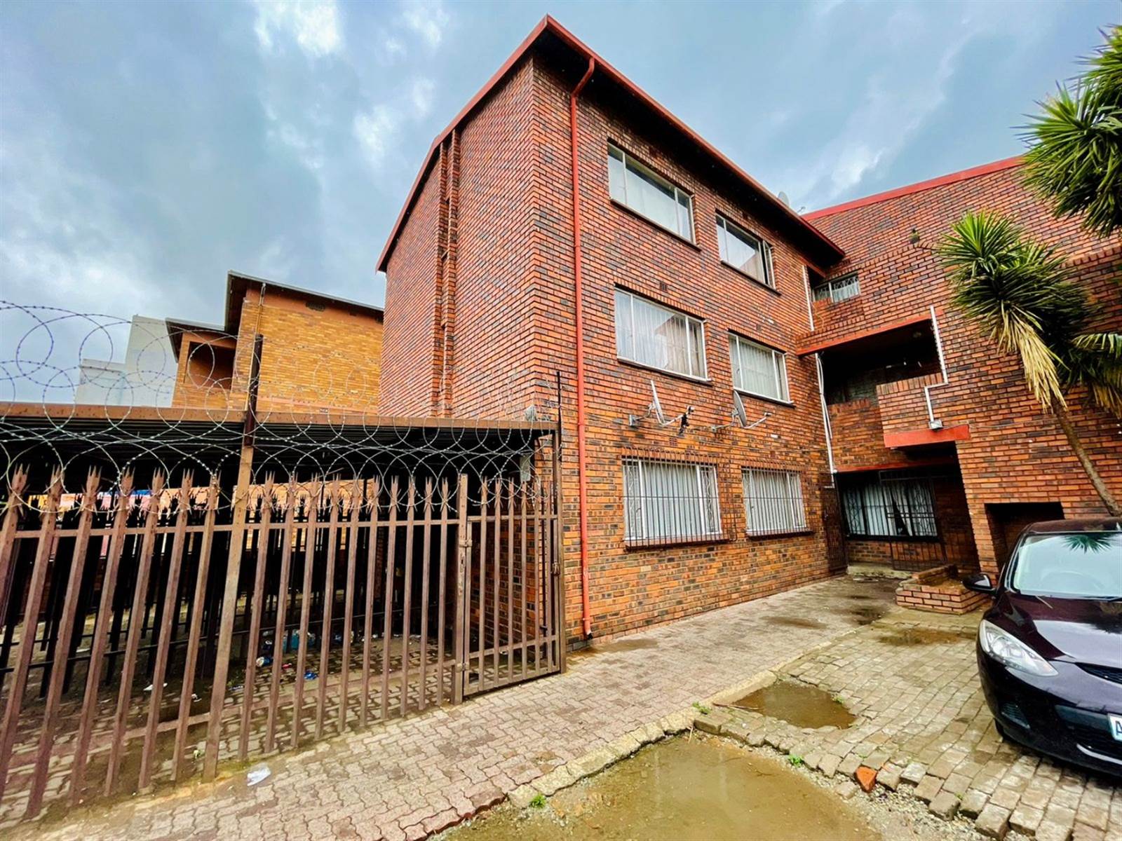 1 Bed Apartment in Turffontein photo number 3