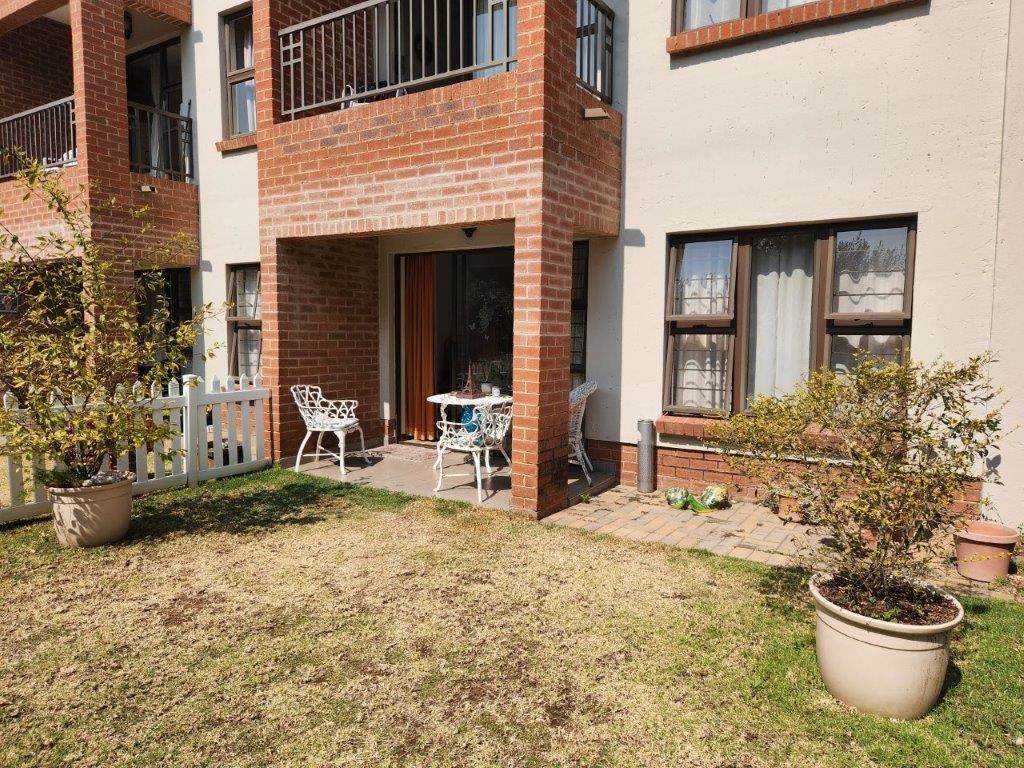 1 Bed Apartment in Douglasdale photo number 2