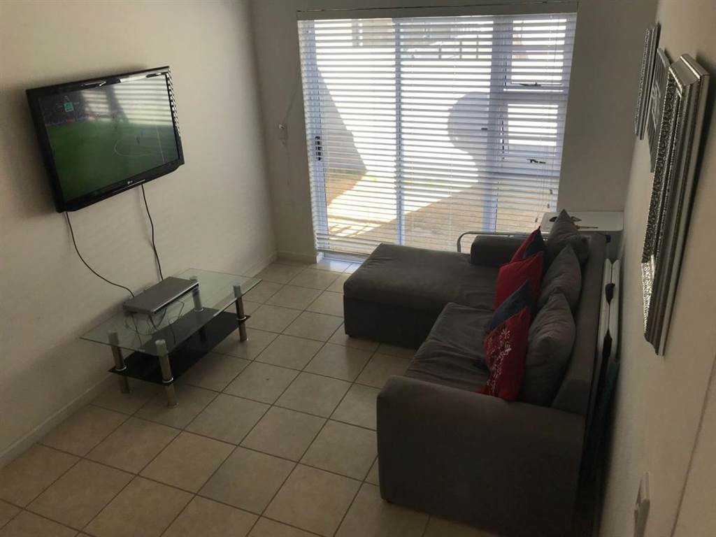 2 Bed House in Strandfontein photo number 3