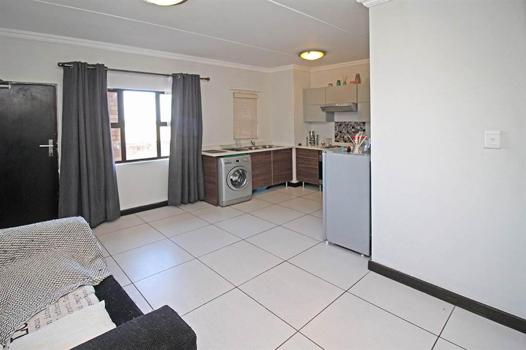 1 Bed Apartment in Rooihuiskraal North photo number 6