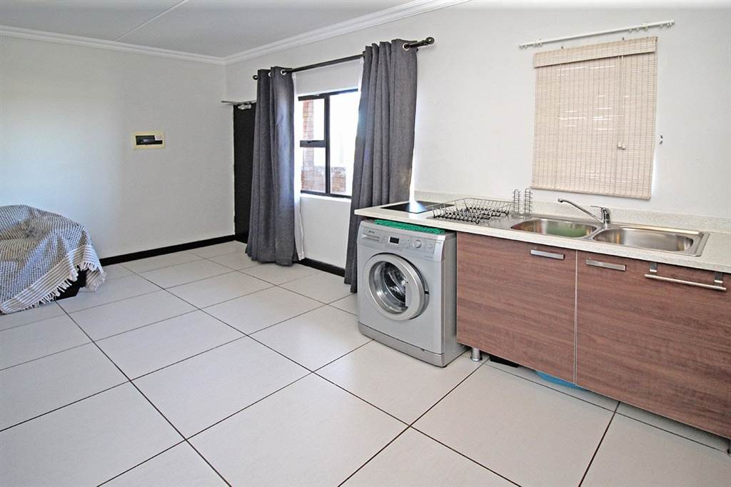 1 Bed Apartment in Rooihuiskraal North photo number 5