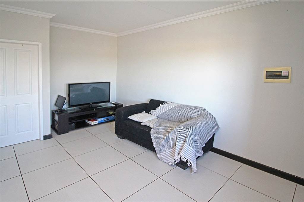 1 Bed Apartment in Rooihuiskraal North photo number 8