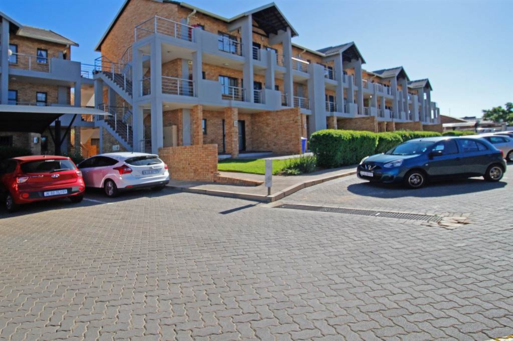1 Bed Apartment in Rooihuiskraal North photo number 12