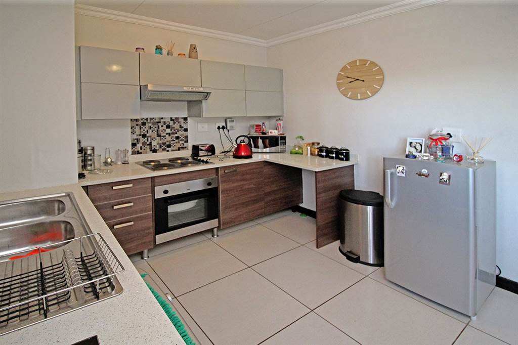 1 Bed Apartment in Rooihuiskraal North photo number 2