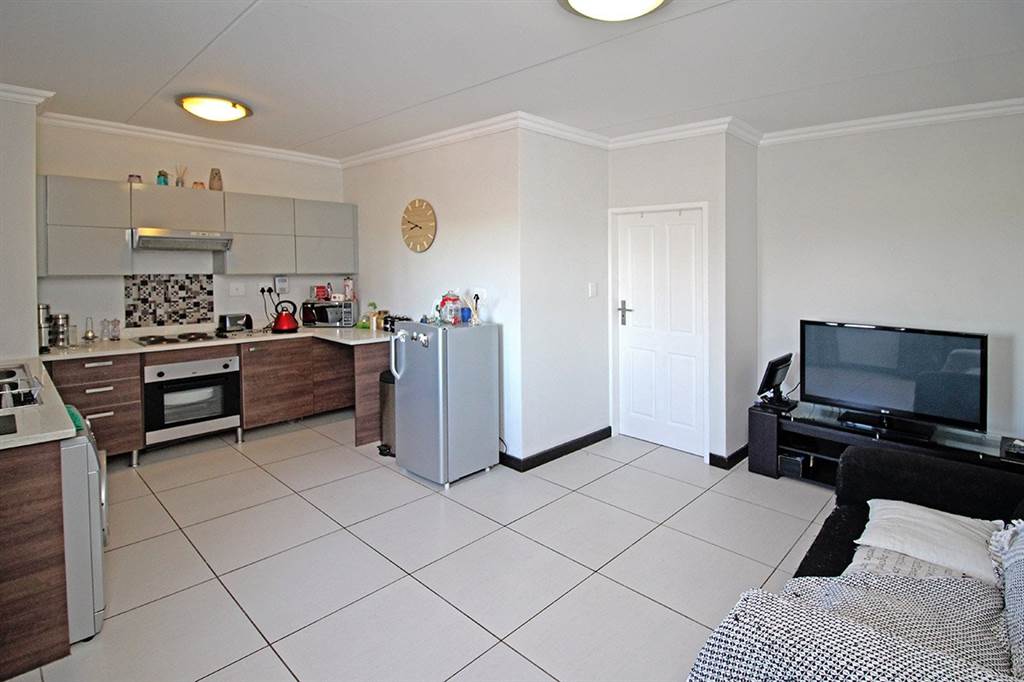 1 Bed Apartment in Rooihuiskraal North photo number 4
