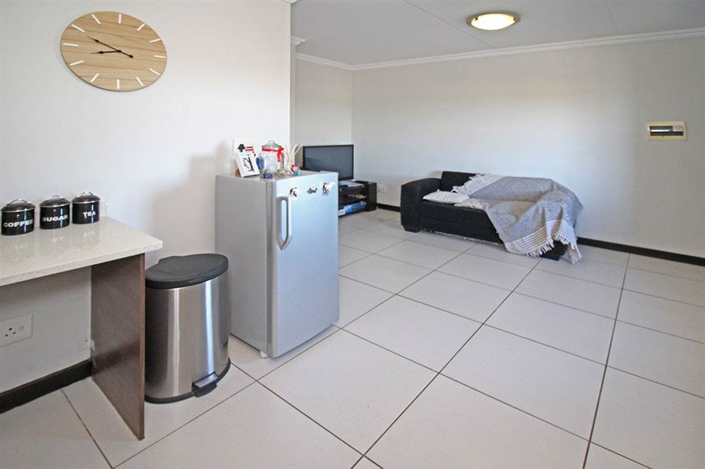 1 Bed Apartment in Rooihuiskraal North photo number 7
