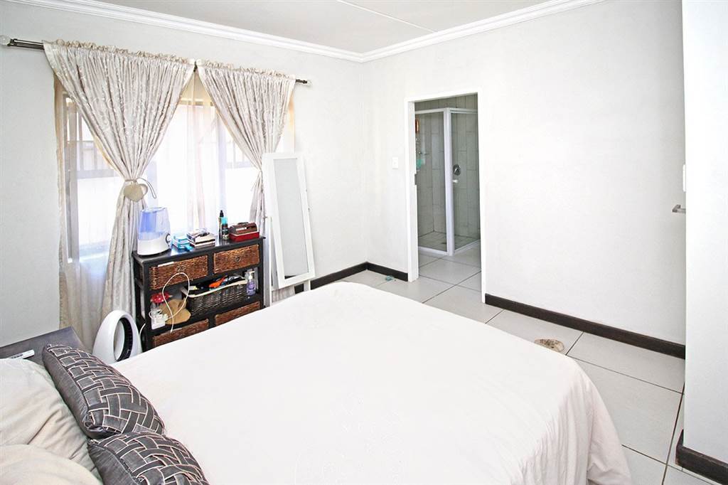 1 Bed Apartment in Rooihuiskraal North photo number 11