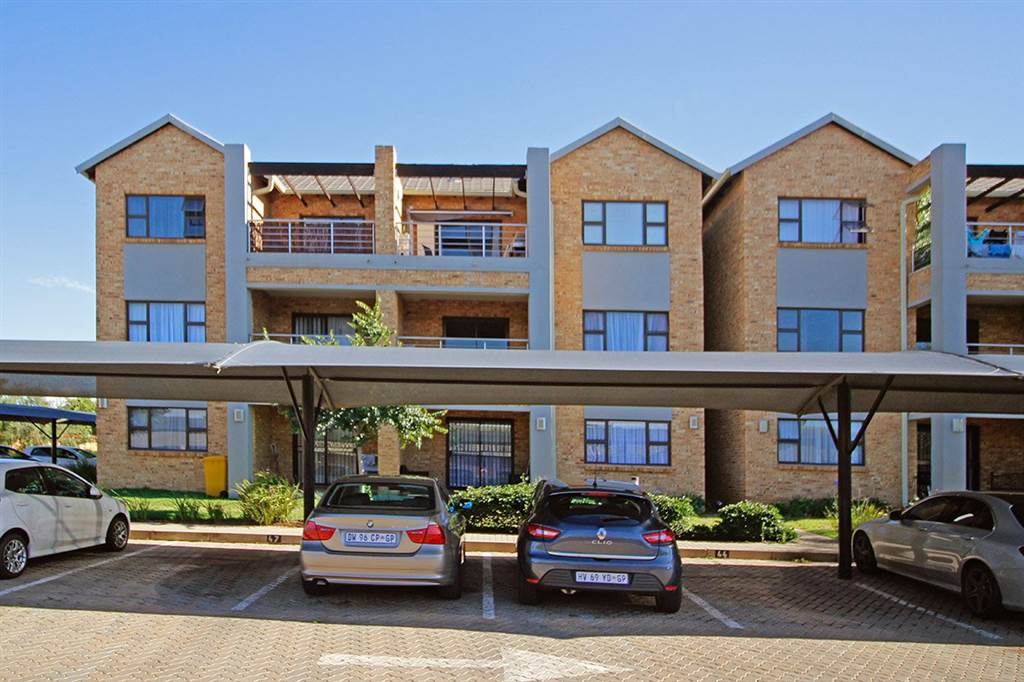 1 Bed Apartment in Rooihuiskraal North photo number 1