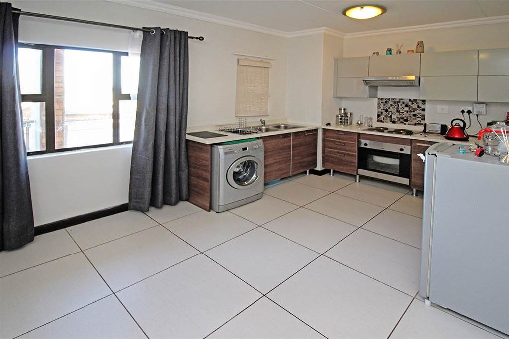 1 Bed Apartment in Rooihuiskraal North photo number 3