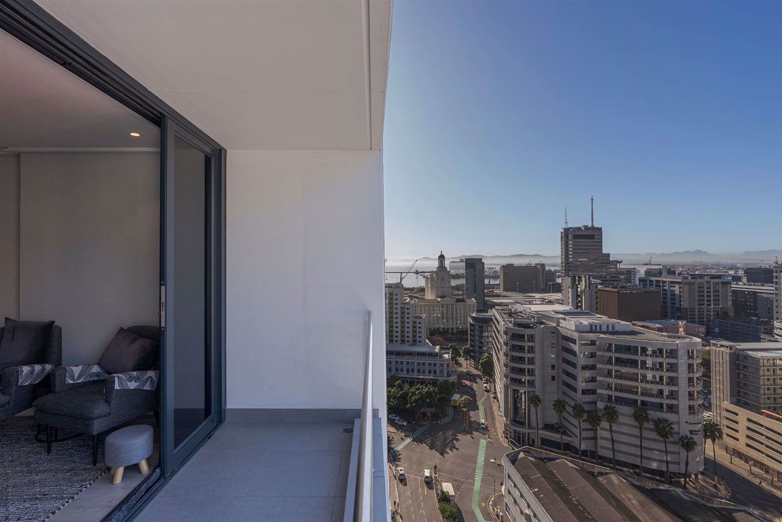 2 Bed Apartment in Cape Town City Centre photo number 7