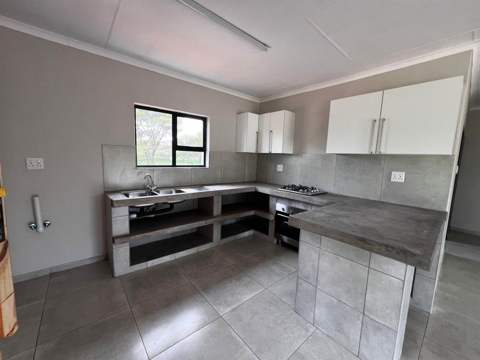 2 Bed Apartment in Thabazimbi photo number 8