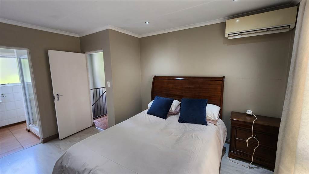 3 Bed House in Silver Lakes Golf Estate photo number 11