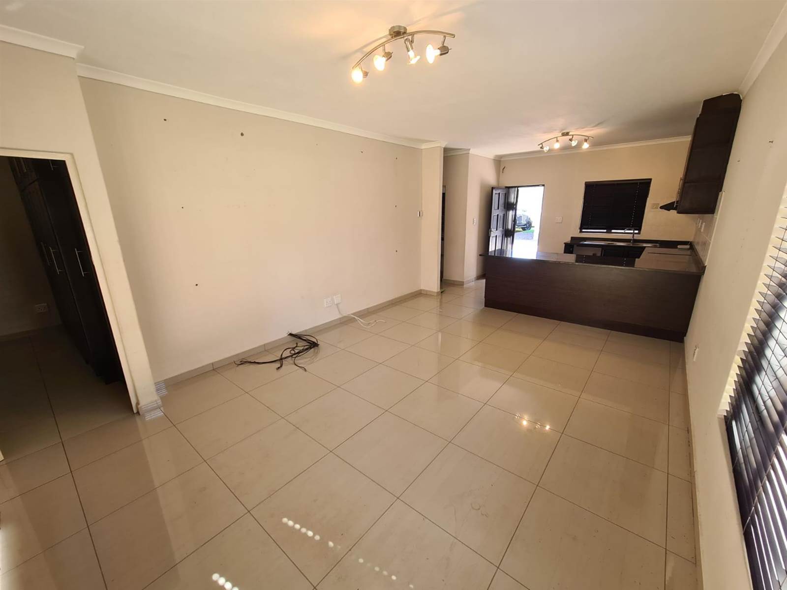 3 Bed Townhouse in Amanzimtoti photo number 7