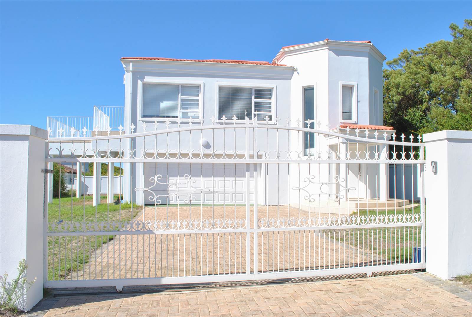 4 Bed House in Santareme photo number 2