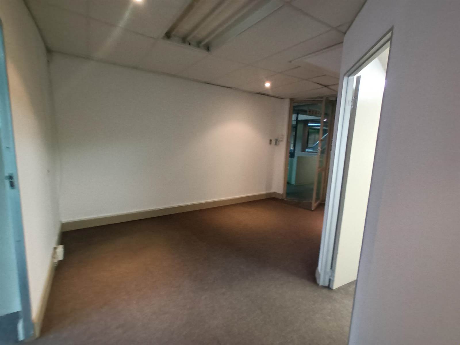 85  m² Commercial space in Lynnwood photo number 16