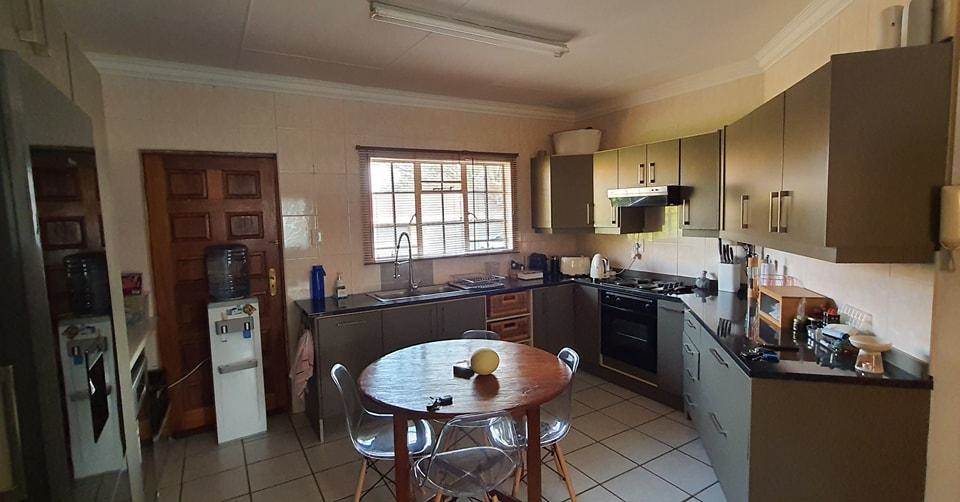 2 Bed Townhouse in Standerton Central photo number 3