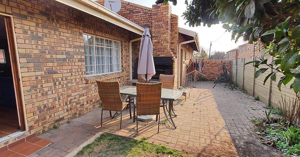 2 Bed Townhouse in Standerton Central photo number 8