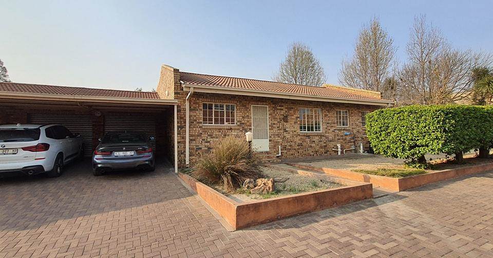 2 Bed Townhouse in Standerton Central photo number 1