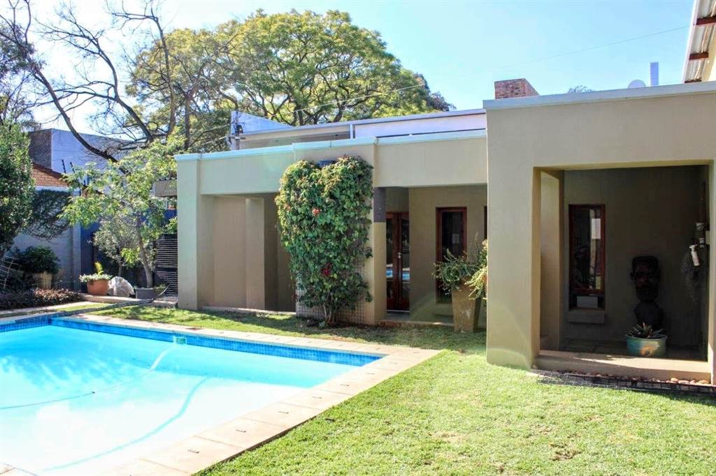5 Bed House in Waterkloof photo number 2