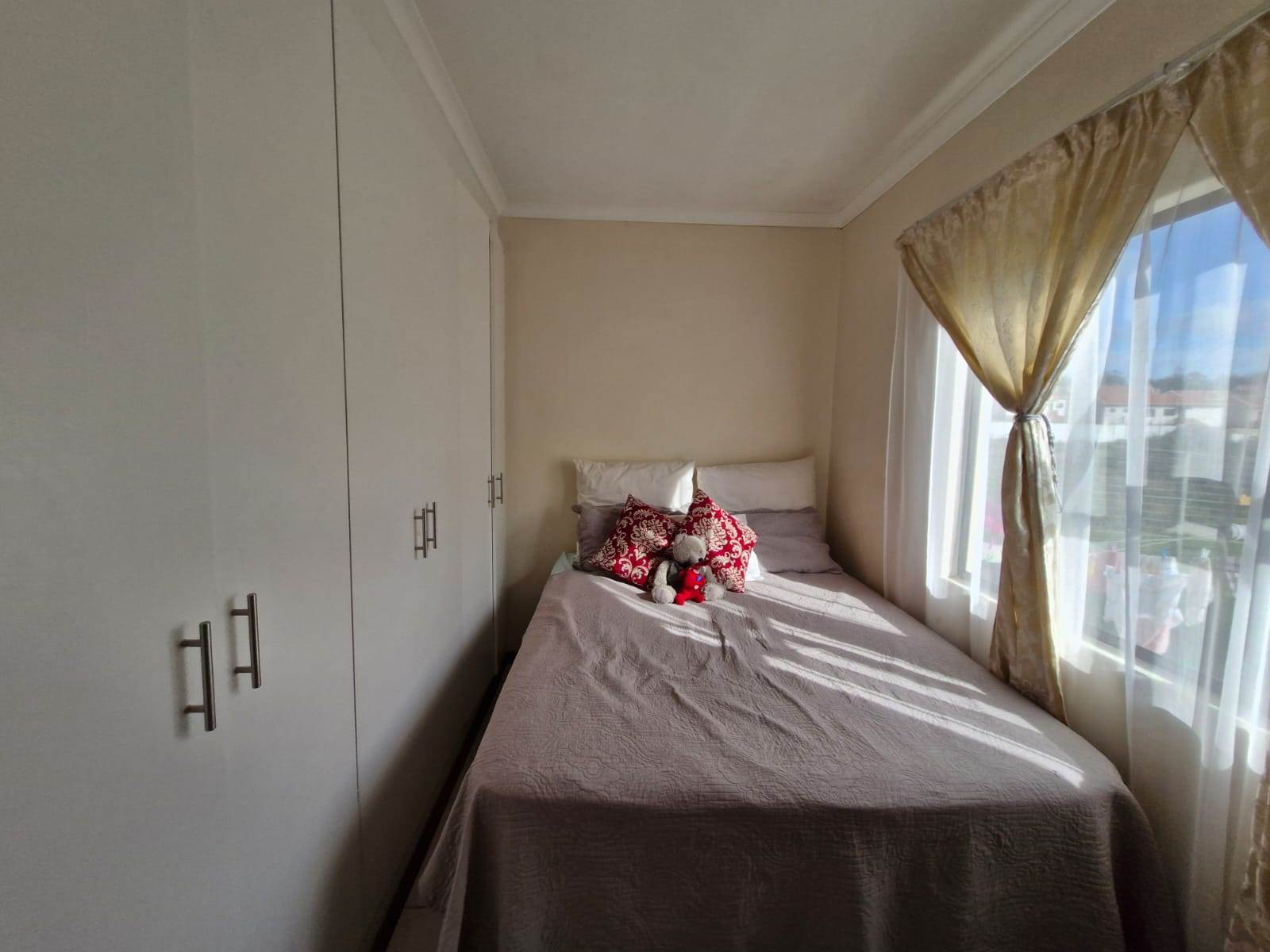 2 Bed House in East London Central photo number 8