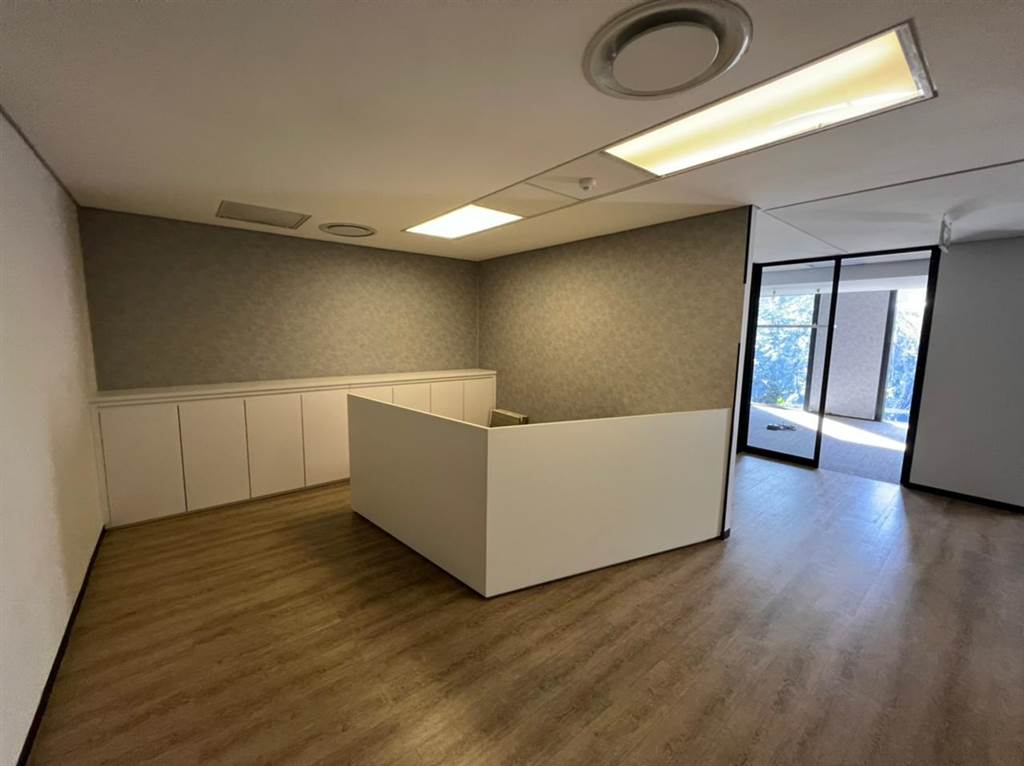318  m² Commercial space in Illovo photo number 10