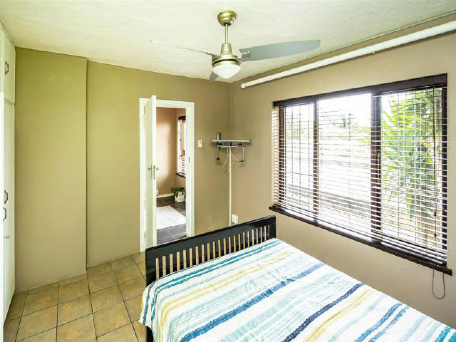2 Bed Townhouse in Beacon Bay photo number 13