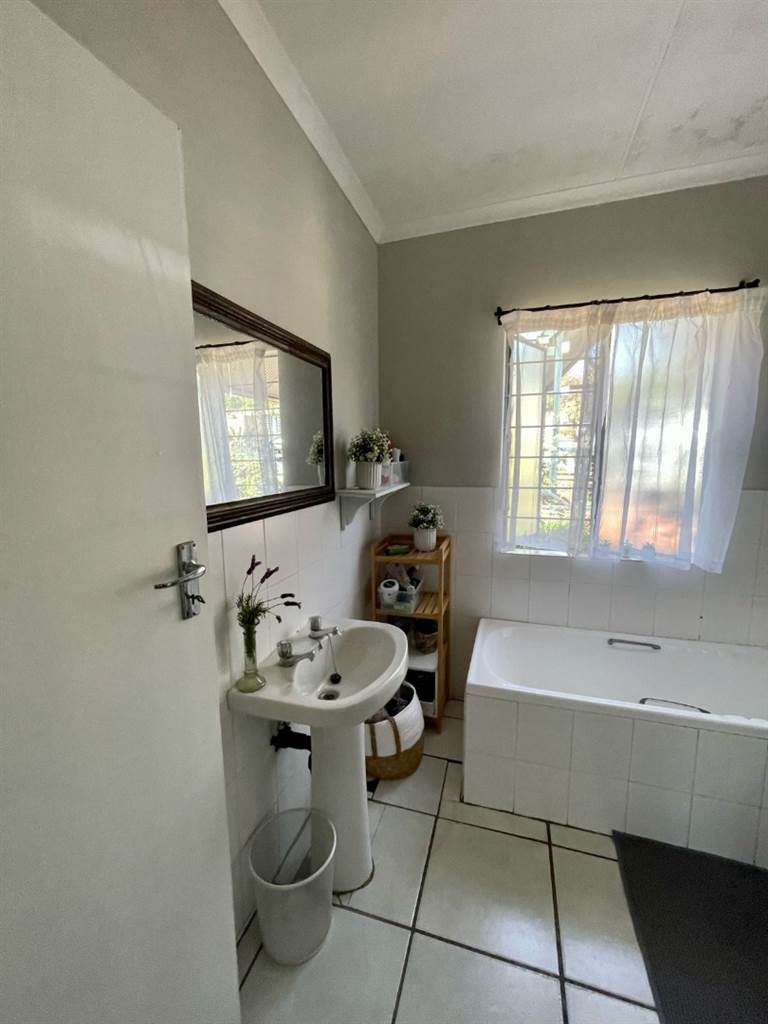 2 Bed Townhouse in Wapadrand photo number 12