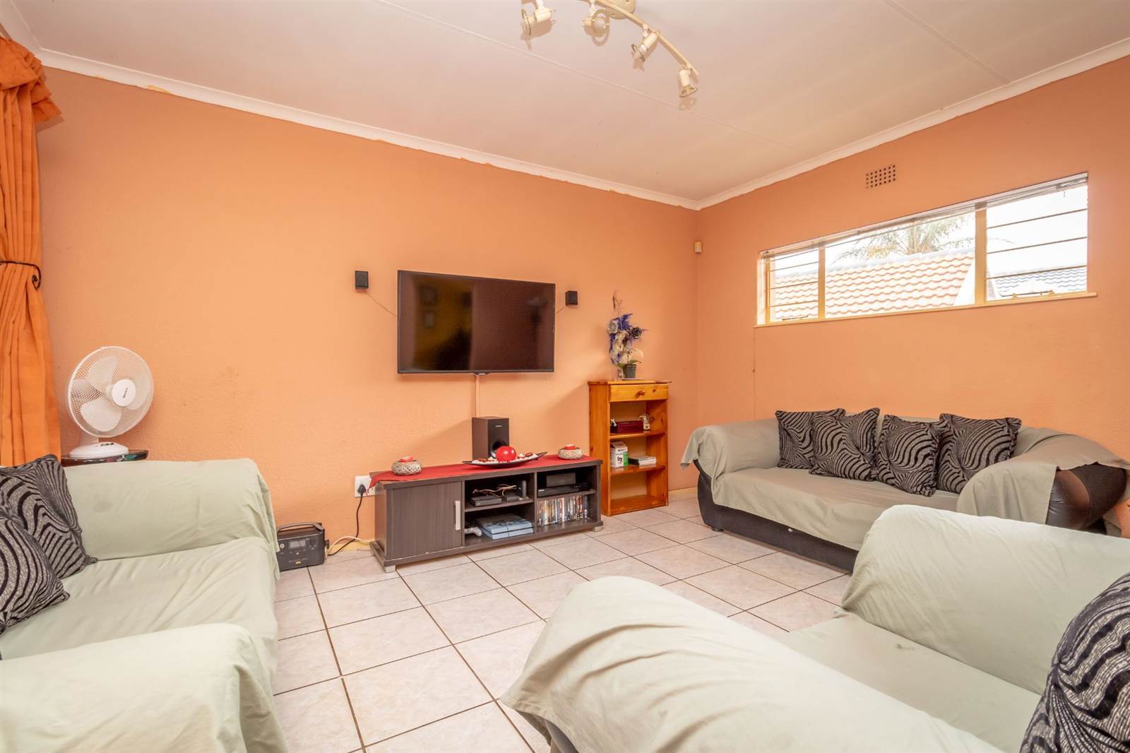 3 Bed House in Grobler Park photo number 3