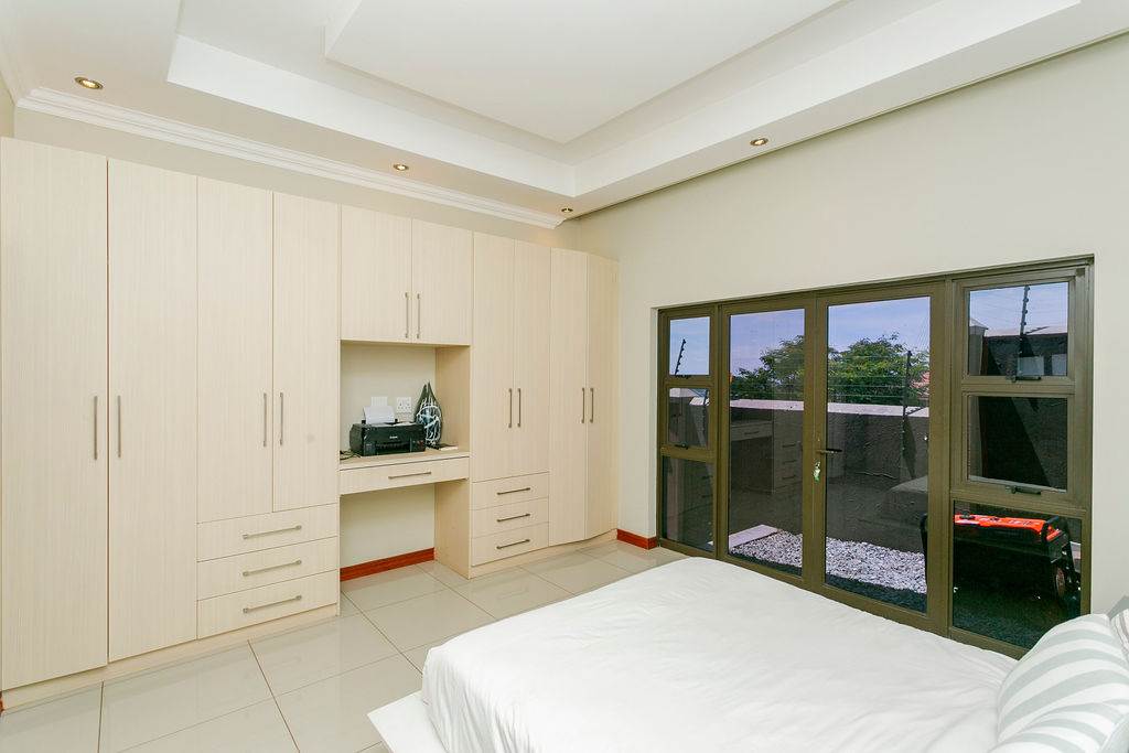4 Bed Apartment in Bedfordview photo number 28