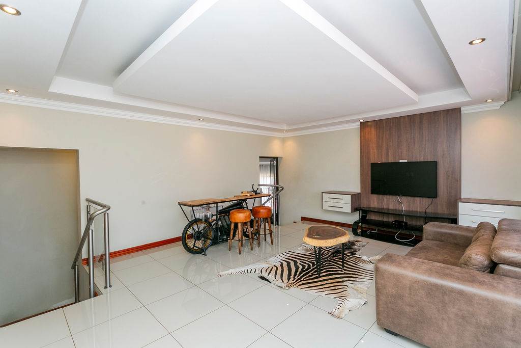 4 Bed Apartment in Bedfordview photo number 4