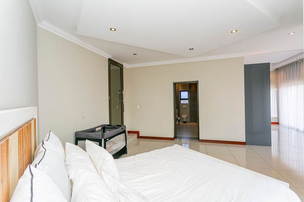 4 Bed Apartment in Bedfordview photo number 6
