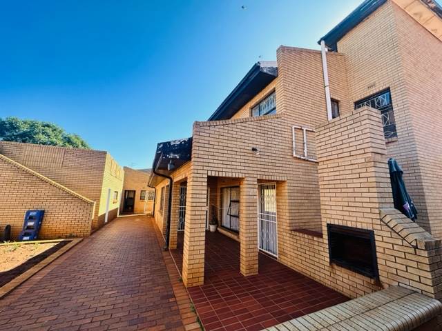 5 Bed House in Lenasia South photo number 1