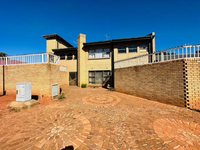 5 Bed House in Lenasia South photo number 30