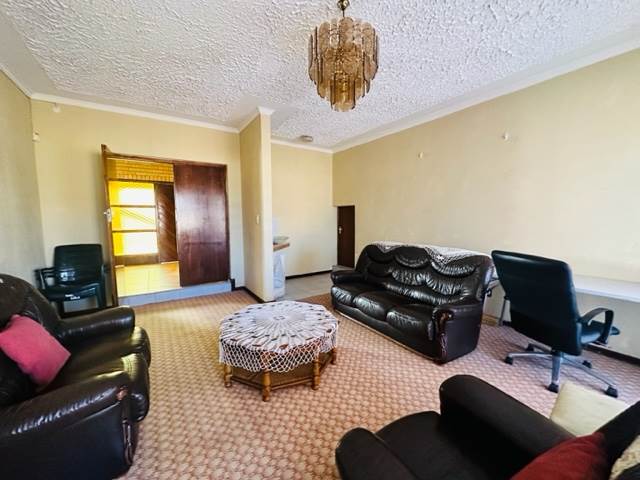 5 Bed House in Lenasia South photo number 6