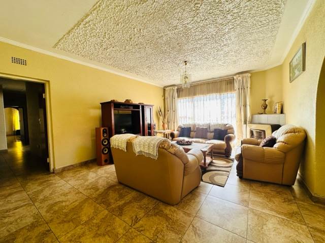 5 Bed House in Lenasia South photo number 5