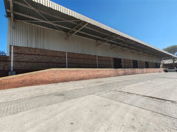 3 000  m² Commercial space