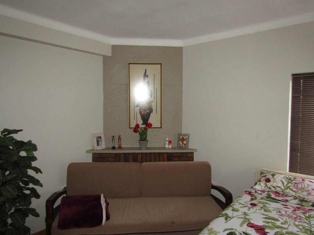 2 Bed House in Roux Park photo number 4