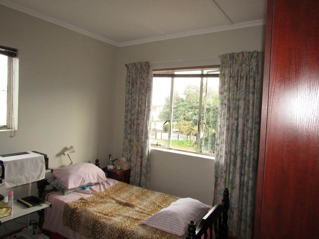 2 Bed House in Roux Park photo number 15
