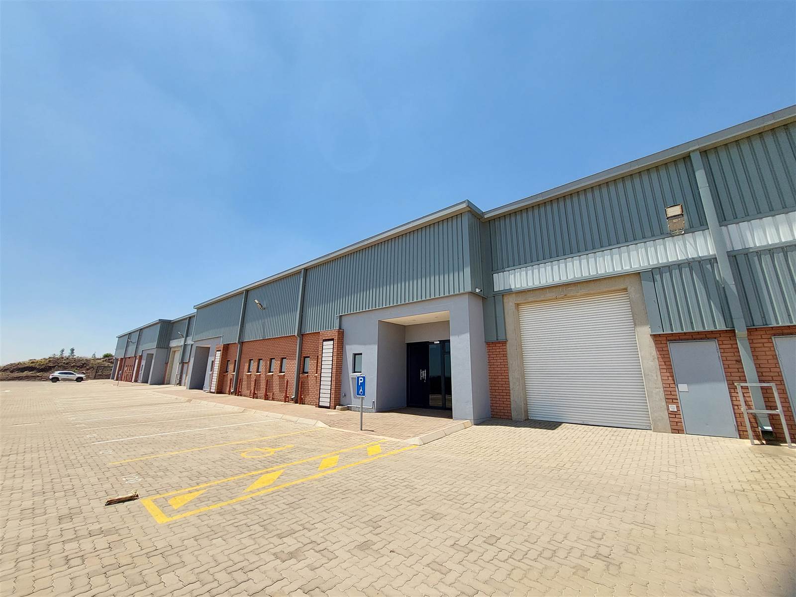 696  m² Industrial space in Clayville photo number 1