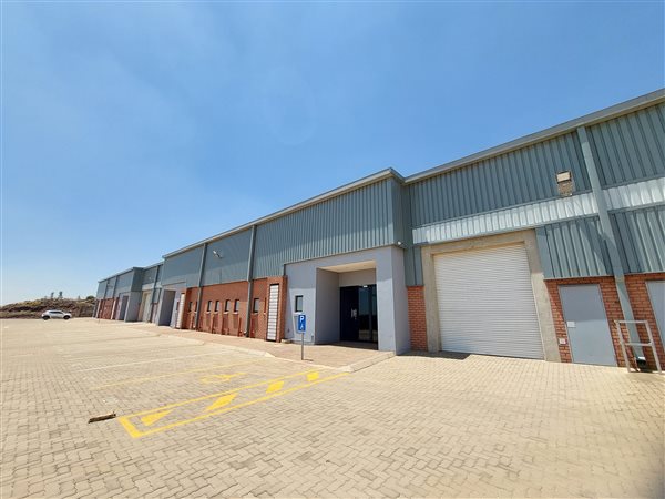 696  m² Industrial space in Clayville