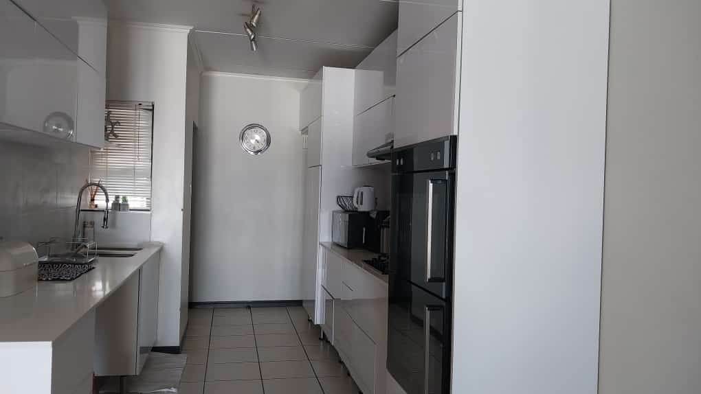 3 Bed Apartment in Hillbrow photo number 4
