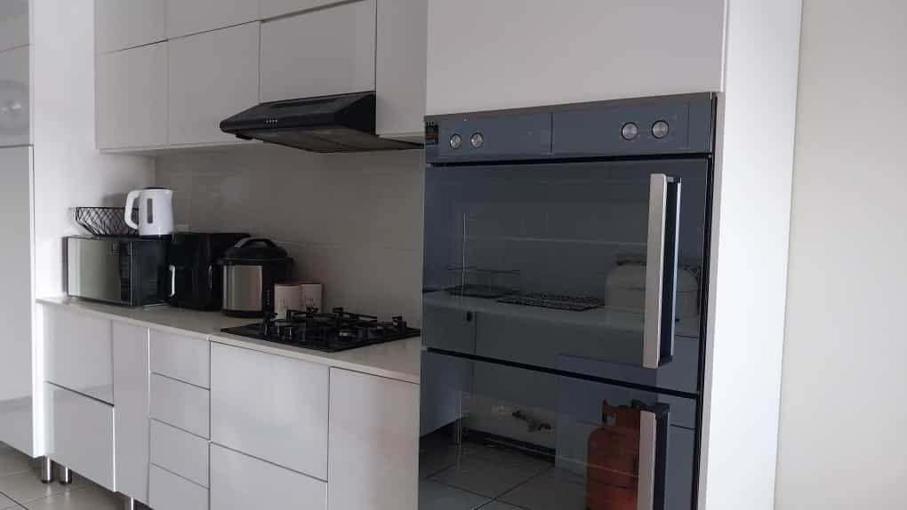 3 Bed Apartment in Hillbrow photo number 5