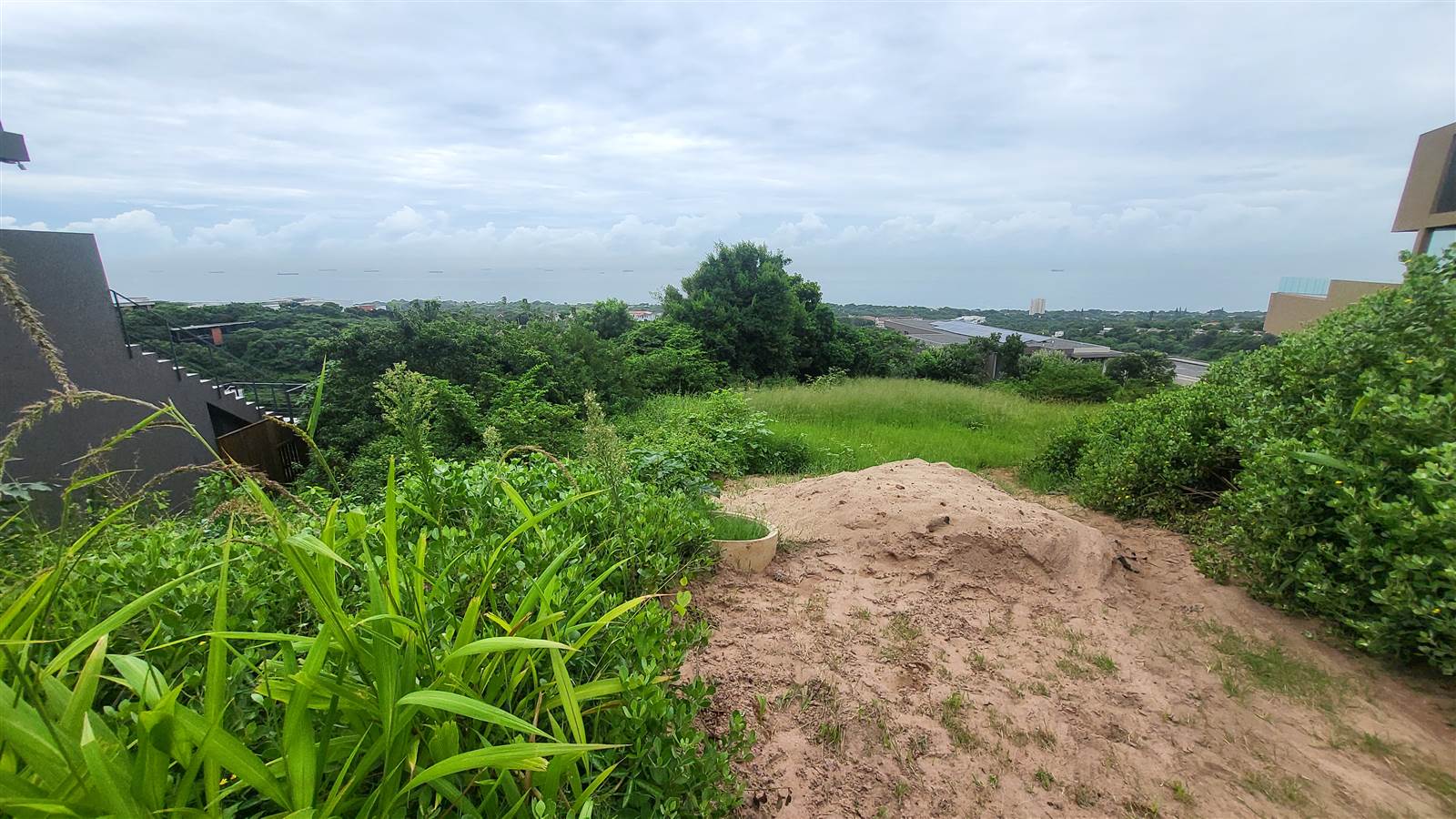 855 m² Land available in La Lucia photo number 1