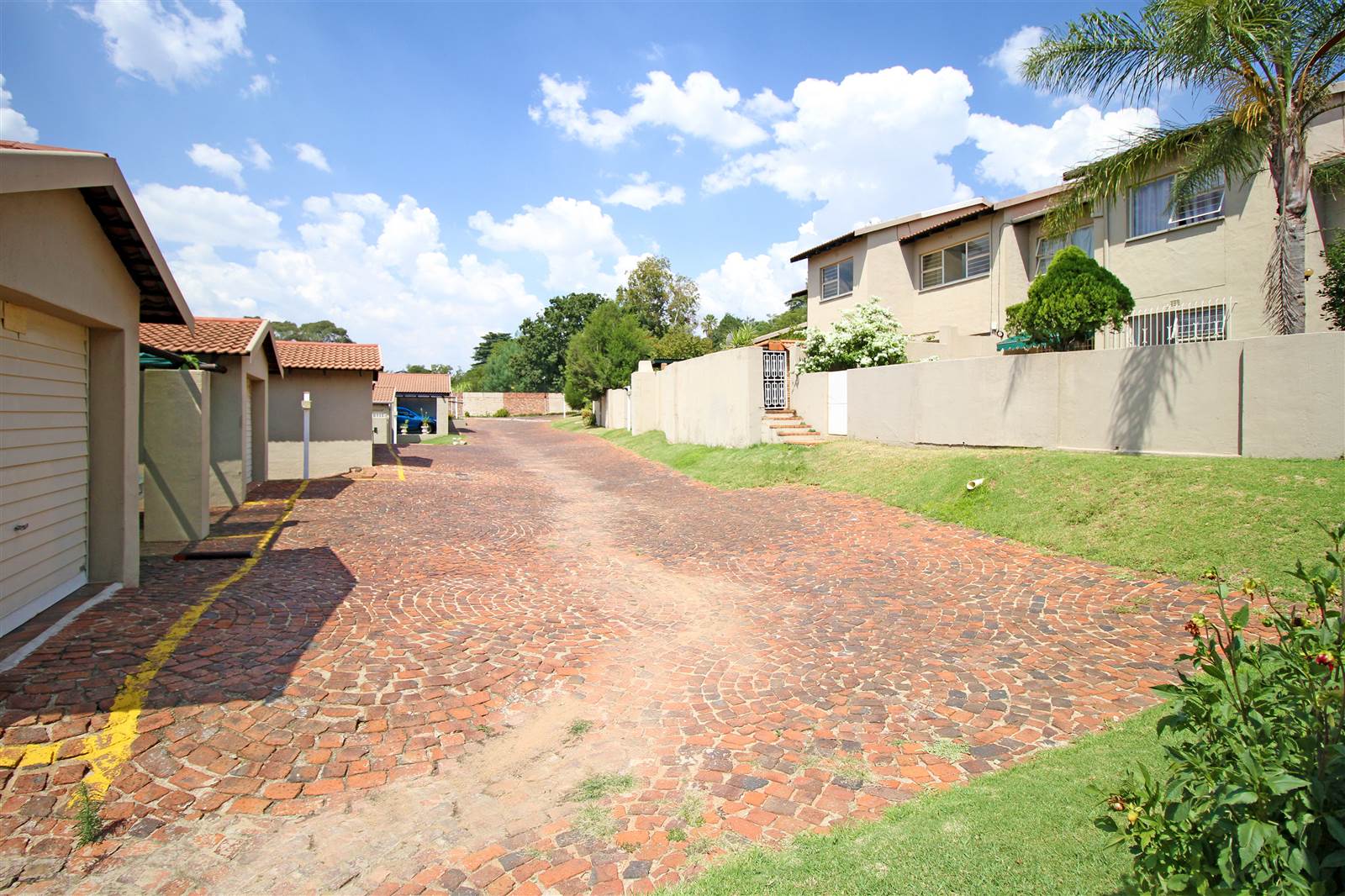 3 Bed Townhouse in Corlett Gardens photo number 28